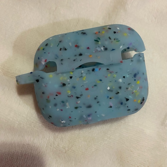 AirPod pro 2 spackled case with keychain accessories - Picture 3 of 4